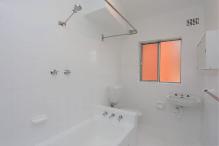 Large two bedroom apartment with double garage - Photo 4