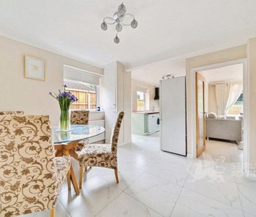 Green Lane, Chertsey, Surrey, KT16 9QR - Photo 2