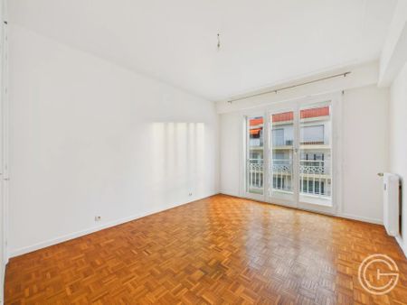 Location Appartement 3 pièces 97m² NICE 06300 - Photo 3