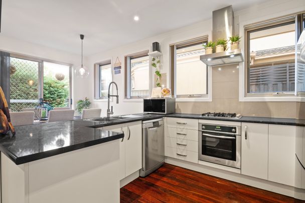 Effortless Living in a Leafy Frankston Pocket - Photo 1