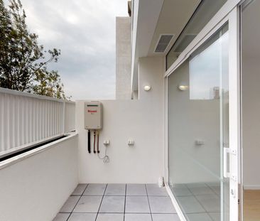 Apartment living in boutique block - Photo 2