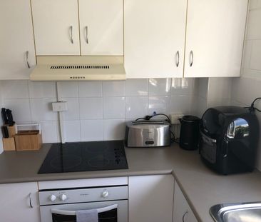 Older style spacious one bedroom flat - Photo 4