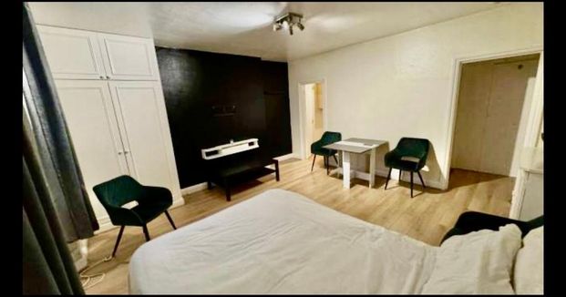 Studio to rent - Photo 1