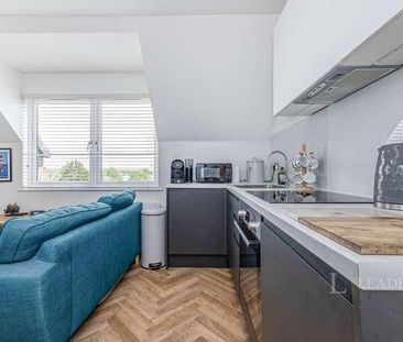 Fountain House, Cleeve Road, Leatherhead, Surrey, KT22 - Photo 6