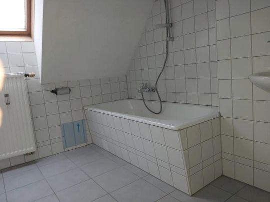 NEU - Zentrale 2-Zimmer-Wohnung mit Küchenblock im 2. Obergeschoß (Dachgeschoß) am Hauptplatz in Kapfenberg zu mieten ! - Photo 1