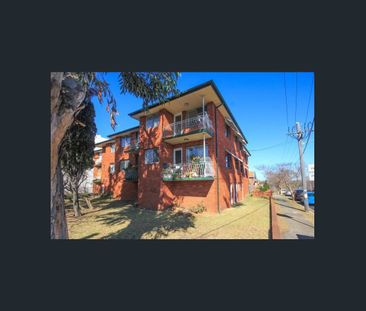 Renovated top floor 1 bedroom unit with Balcony - Photo 5