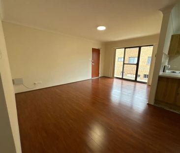 “Bright and airy” - Photo 6