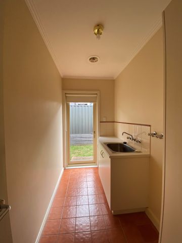 Low-Maintenance Townhouse in a Prime Essendon West Location - Photo 2