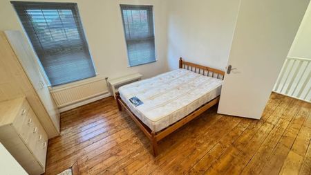 3 Bed Detached House, Rivulet Road, N17 - Photo 2