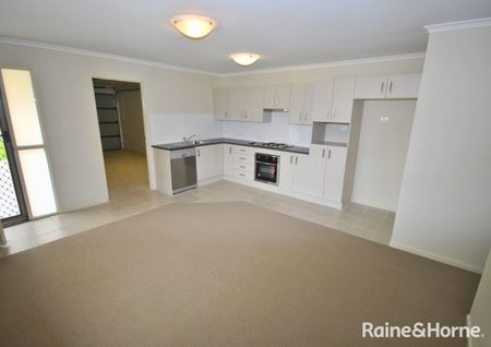 Stylish & Easy-Care Home with Outdoor Entertaining - Photo 2