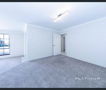 Spacious 4x2 Family Home, close to the beach - Photo 2