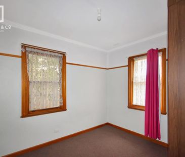 COMFORTABLE THREE BEDROOM - Photo 5