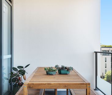 Luxuriously Appointed One Bedroom Haven - Unfurnished - Photo 3