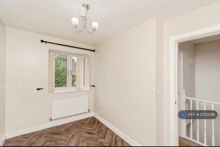 3 bedroom semi-detached house to rent - Photo 5