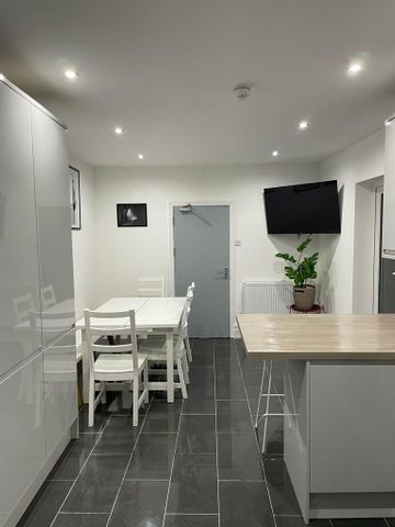 6 bedroom terraced house to rent - Photo 2