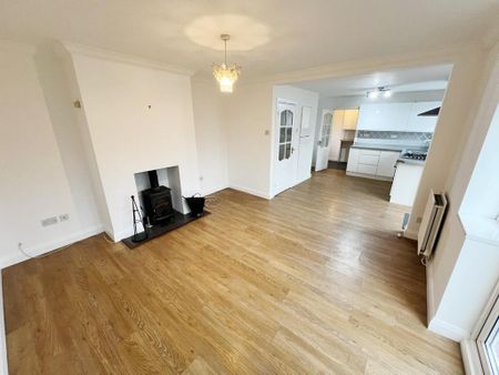 3 bedroom semi-detached house to rent - Photo 4