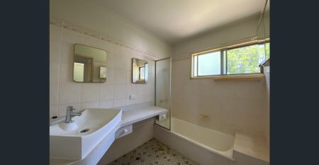 Charming Family Home with Huge Yard in Tingalpa! - Photo 2