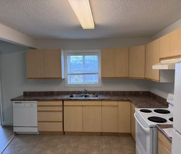 FREE RENT! West Kelowna Pet Friendly 2 bedroom Duplex with Storage - Photo 4