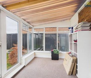 2 bedroom Detached bungalow To Let - Photo 2