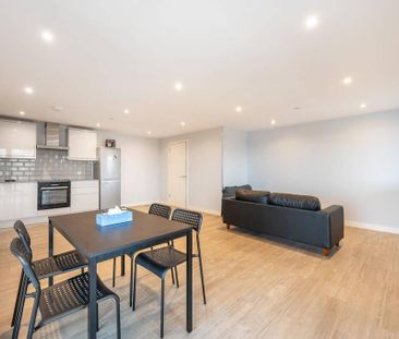 3 bedroom flat to rent - Photo 3