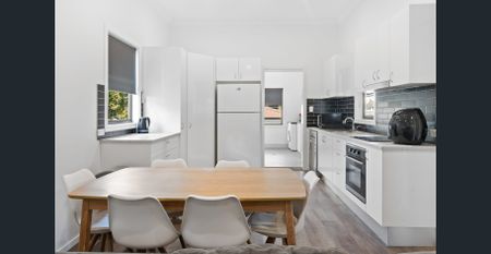 Beautifully Renovated Furnished 5-Bedroom Family Home - Photo 2