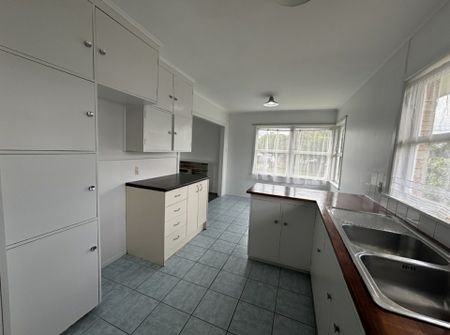 Available NOW - 3 Bedrooms School Zone, Recently Renovated - Photo 5