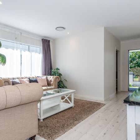 Large Newport Home with Family Sized Spa & Ducted Air Conditioning - Photo 2