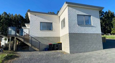 Modern 3BR Home in Abbotsford - Photo 3