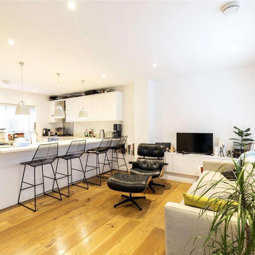 A refurbished two bedroom split level maisonette in the heart of Islington. - Photo 1