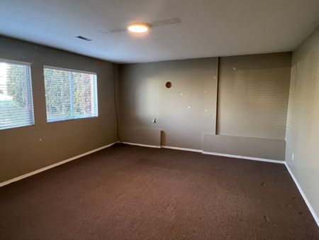 Large Full Home with Two Kitchens - Photo 5