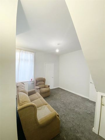 3 Bedroom Terraced - Photo 2