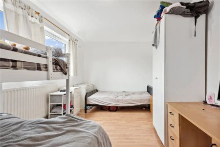 2 bedroom flat in London - Photo 5