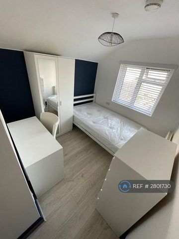 1 bedroom in a house share to rent - Photo 2