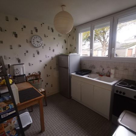 A louer à CONDE EN NORMANDIE, en centre ville, appartement T3 de 72m² habitables situé au premi... - Photo 4