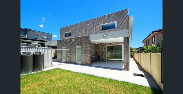 Expansive family home with a versatile floorplan - Photo 1