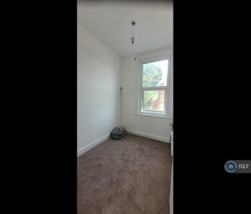 4 bedroom end of terrace house to rent - Photo 2