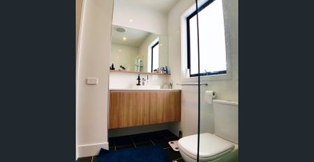 2bedroom house with study area and solar panel - Photo 5