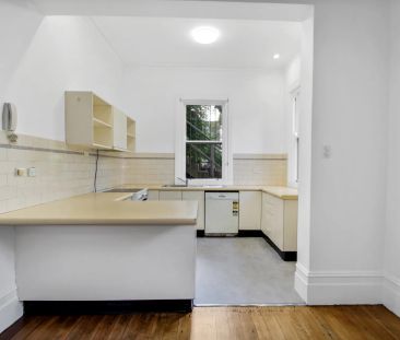 Oversized apartment with high ceilings and classic charm - Photo 2