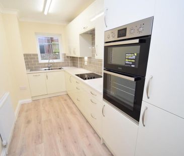 3 bedroom flat to rent - Photo 4