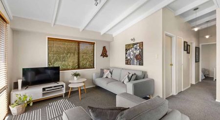 Sunny & Cozy 2-Bedroom Home! Super Convenient Loca - Photo 3