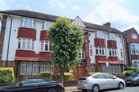 3 Bed Flat, Golders Court, NW11 - Photo 4