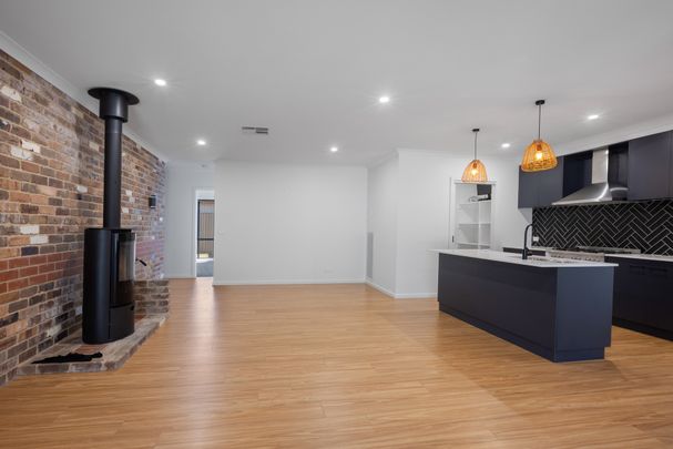 Stunning 4 Bedroom Family Home - Photo 1