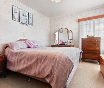 Spacious 5 Bedroom Family Home including Sleepout - Photo 4