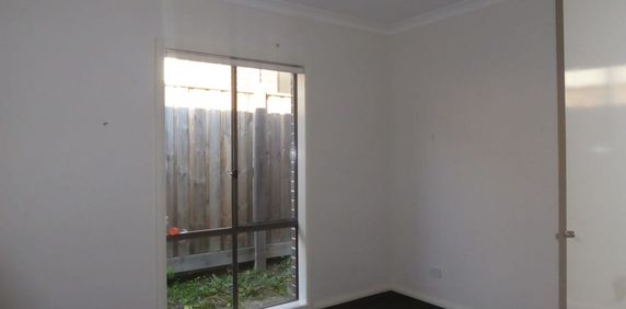 8 Morfesse Street, South Morang. - Photo 2