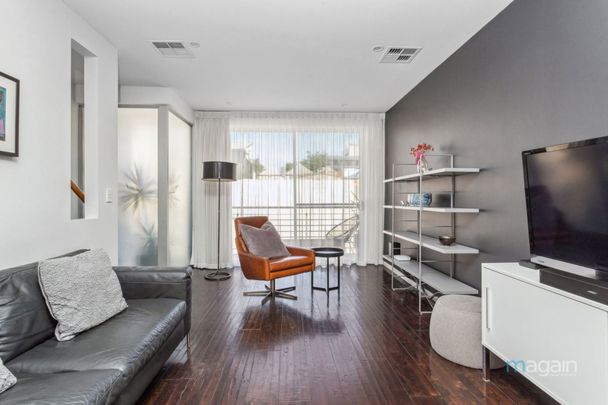 Stylish, Fully Equipped Townhouse in Prime CBD location. - Photo 1