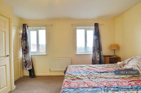 4 bedroom semi-detached house to rent - Photo 3