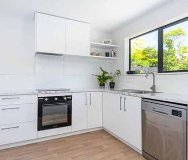 EDGEWARE - MODERN TWO BEDROOM, LOW MAINTENANCE,SINGLE GARAGE - Photo 5