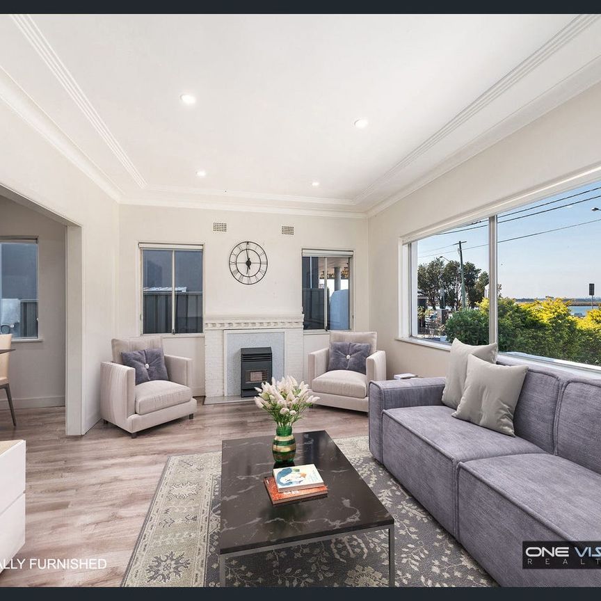 PRIME WATERFRONT POSITION. - Photo 1