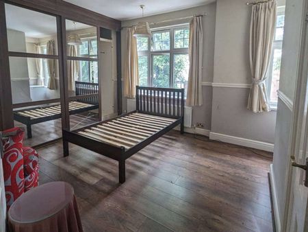 Luxurious Well located 6 bedroom Shared Property - Photo 2