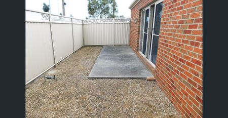 SPACIOUS THREE BEDROOM HOME CLOSE TO ALL AMENITIES - Photo 3